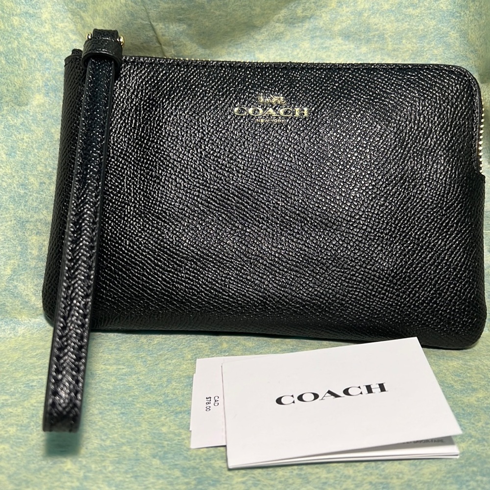 NWT last minute gift Coach corner zip wristlet black